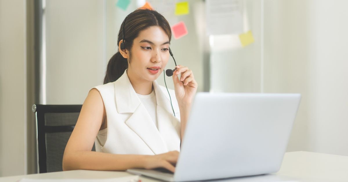 Bộ kỹ năng cần thiết của một Telesales chuyên nghiệp, bao gồm giao tiếp, đàm phán, giải quyết vấn đề, nắm bắt thông tin và khả năng chịu áp lực