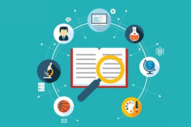 Các chuyên gia đang phân tích dữ liệu nghiên cứu thị trường và đối thủ cạnh tranh trong chiến lược marketing.