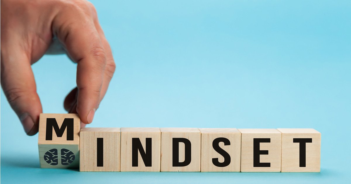 Các nghiên cứu cho thấy Mindset định hình từ lời khen và sự dán nhãn lúc nhỏ