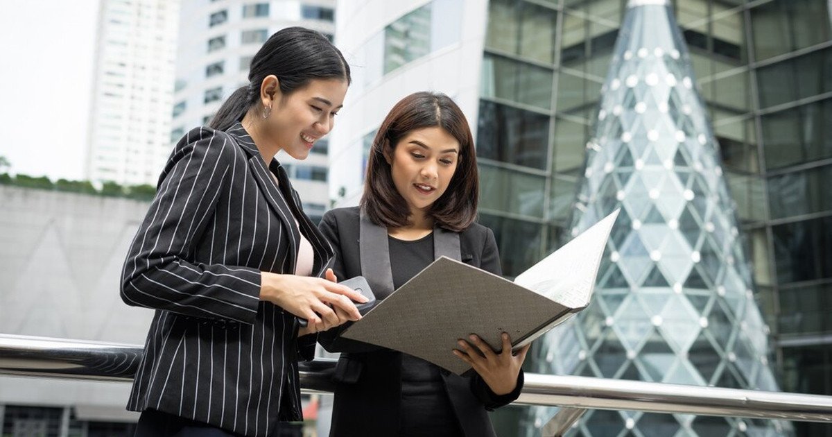 Các yếu tố cấu thành năng lực chuyên môn bao gồm kỹ năng cứng, kỹ năng mềm và phẩm chất đạo đức
