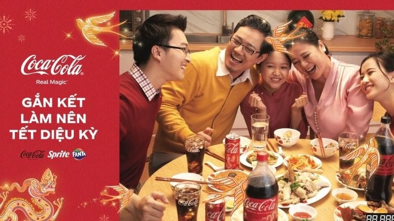 Hình ảnh Coca-Cola quen thuộc với sự gắn kết và niềm vui giữa mọi người