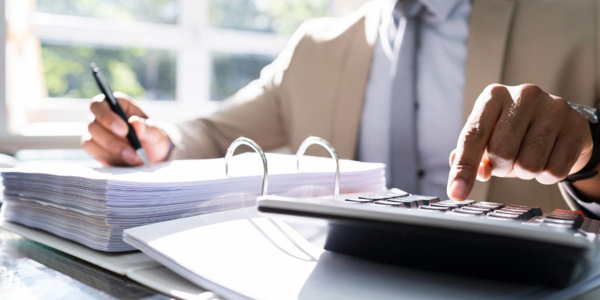 Hình ảnh logo CFA, biểu tượng của sự chuyên nghiệp trong phân tích đầu tư và tài chính.