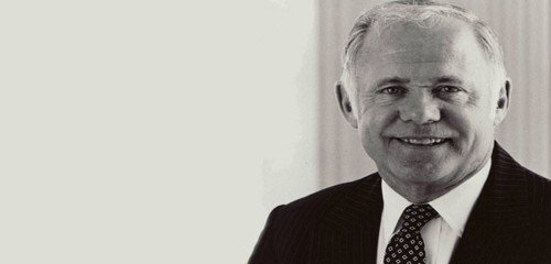 James E. Burke và bài học về việc học hỏi từ những sai lầm trong quản lý
