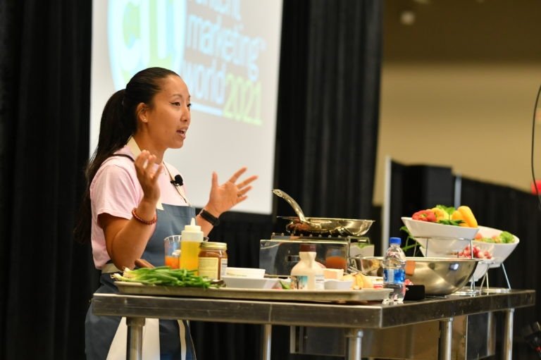 Joanne Lee Molinaro, The Korean Vegan, chia sẻ câu chuyện cá nhân trên sân khấu