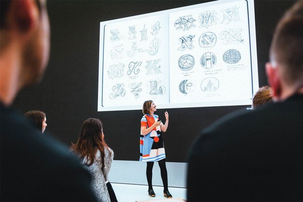Khách hàng tham gia một buổi học vẽ trên iPad tại cửa hàng Apple, dưới chương trình "Today at Apple"