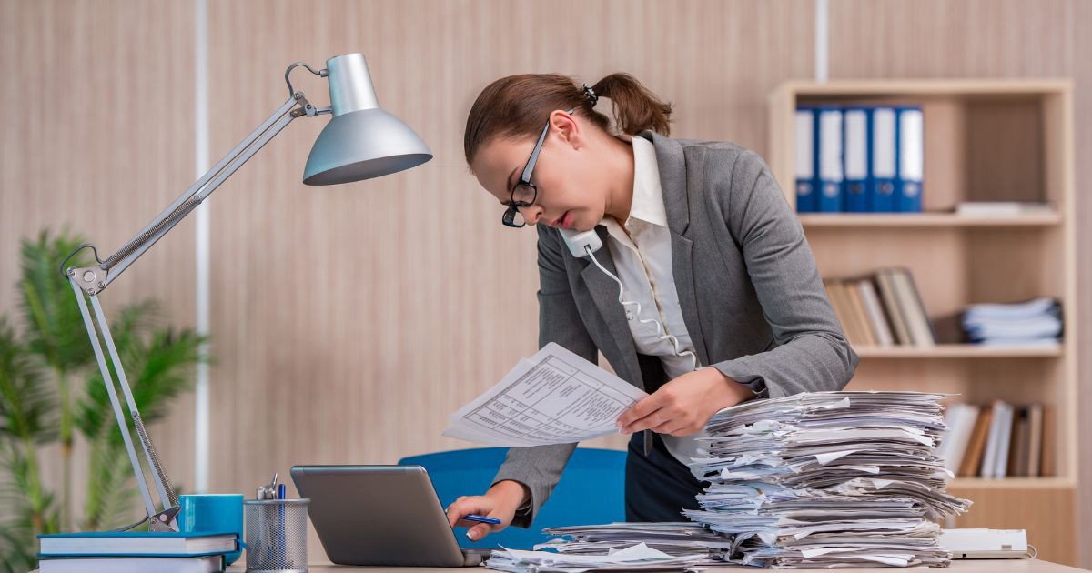 Mô tả công việc của một chuyên viên Telesales, từ nắm vững thông tin sản phẩm đến tương tác và báo cáo hiệu suất