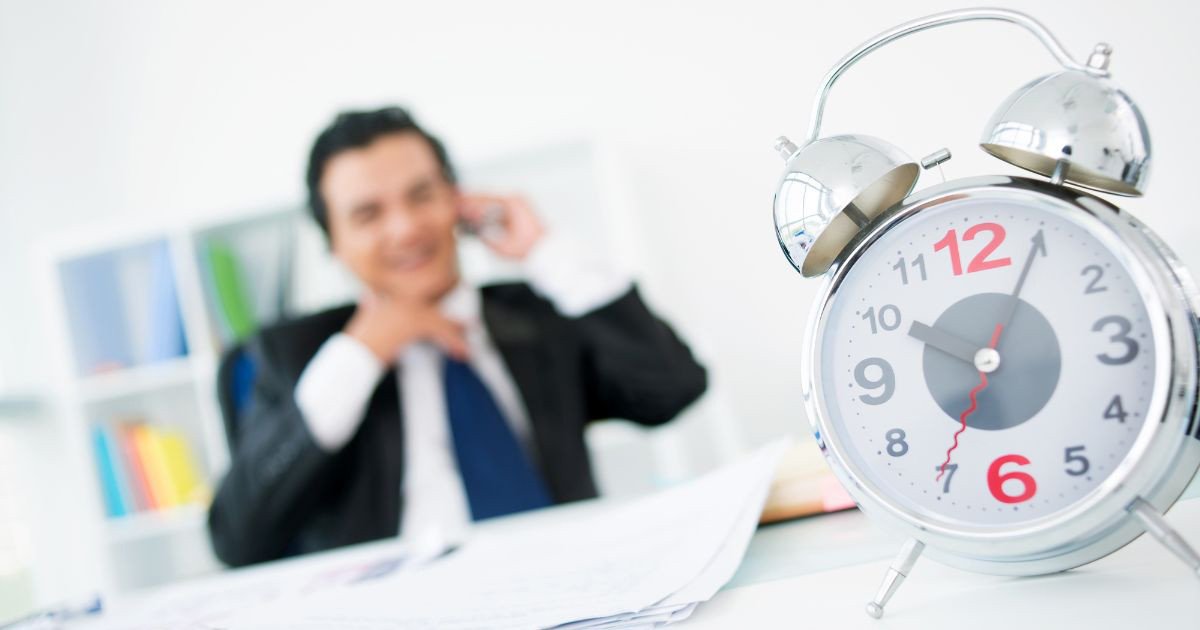 Một người đàn ông đang xem lịch trình trên đồng hồ đeo tay, thể hiện sự kiểm soát và quản lý thời gian hiệu quả trong cuộc sống hàng ngày