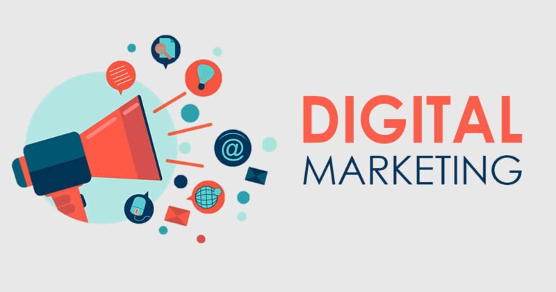 Người ngồi trước máy tính đang xem biểu đồ tăng trưởng liên quan đến digital marketing