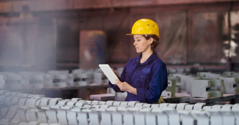 Người quản lý sản xuất đảm bảo hoạt động hiệu quả