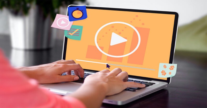 Người sáng tạo nội dung đang quay video marketing để quảng bá thương hiệu