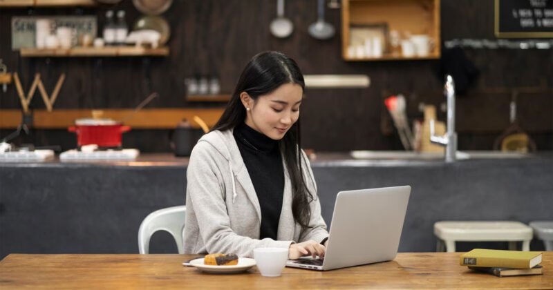Nhân viên Sales là người chịu trách nhiệm tìm kiếm, tiếp cận và thuyết phục khách hàng mua sản phẩm/dịch vụ của doanh nghiệp.