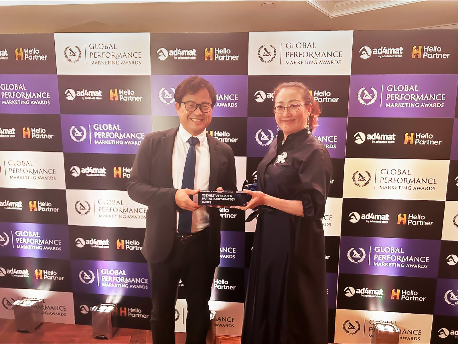 Ông Đỗ Hữu Hưng CEO ACCESSTRADE cầm cúp giải Global Performance Marketing Award