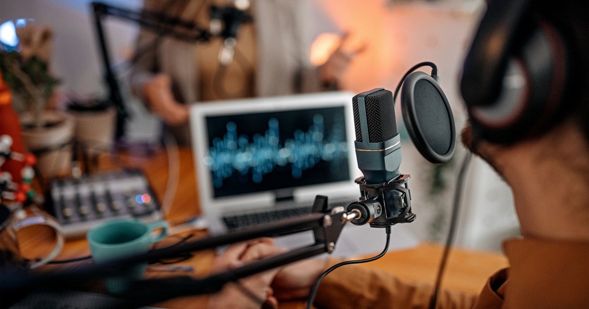 Quy trình sản xuất Podcast chuyên nghiệp với micro và laptop
