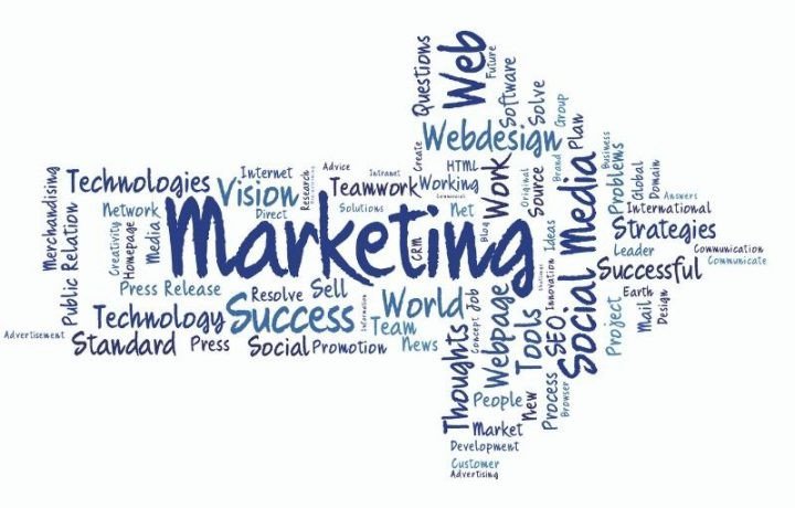 Sinh viên ngành Marketing thảo luận về chiến lược tiếp thị, biểu tượng cho việc học tập về tiếp thị.