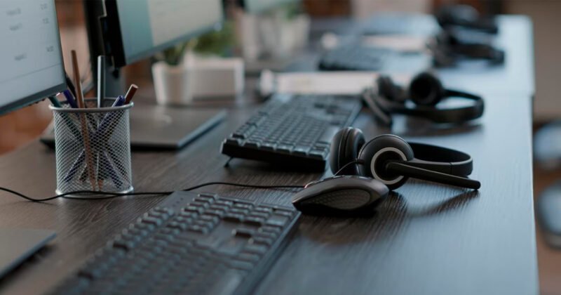 Telesales là nhân viên bán hàng hoặc nhân viên kinh doanh chuyên trách thông qua điện thoại, họ chịu trách nhiệm liên hệ với khách hàng tiềm năng và hiện tại để giới thiệu sản phẩm/dịch vụ của doanh nghiệp