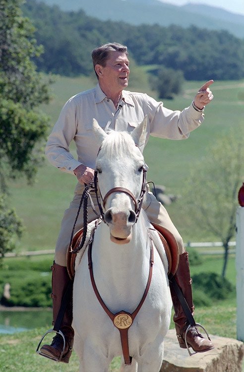 Tổng thống Ronald Reagan trên lưng ngựa, thể hiện khía cạnh con người