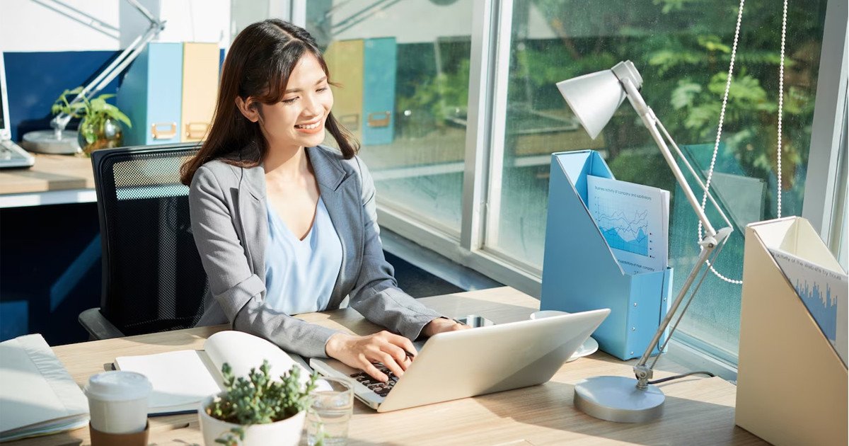 Bàn làm việc của nhân viên kế toán với giấy tờ, máy tính, minh họa các công việc hàng ngày của kế toán viên