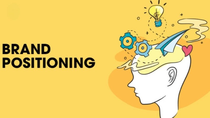 Bảng phân tích đối thủ cạnh tranh và điểm khác biệt, thể hiện bước định vị thương hiệu trong chiến lược