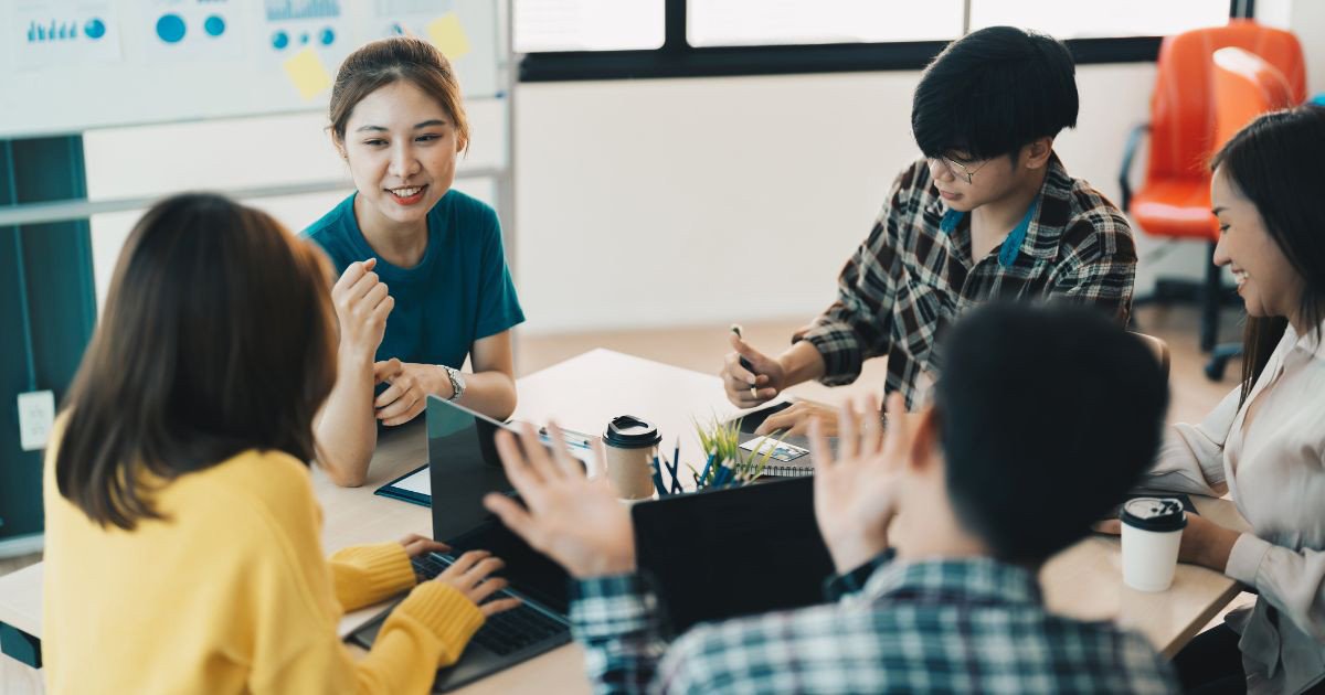 Bảy bước chi tiết trong quy trình quản lý sự thay đổi, từ đánh giá đến cải tiến liên tục