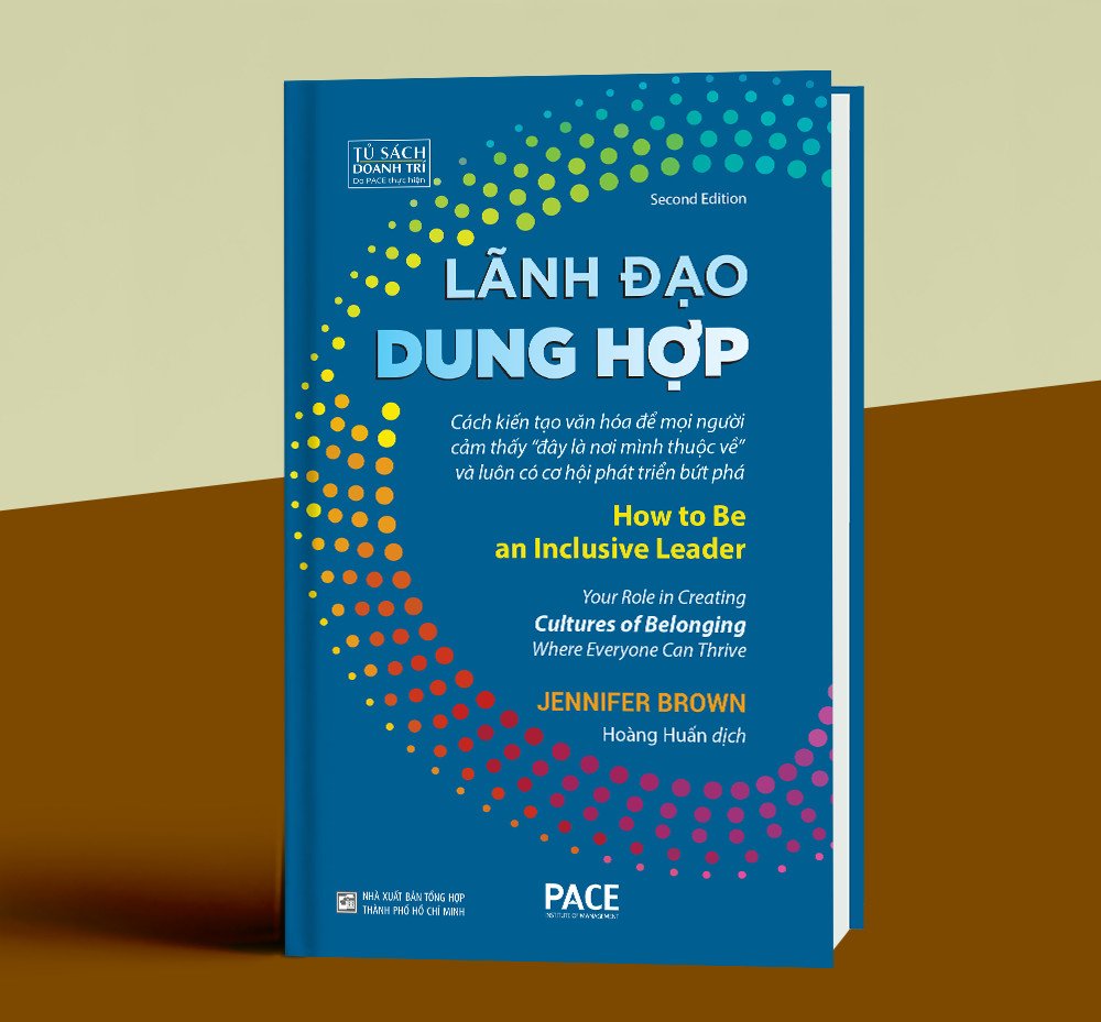 Bìa sách Lãnh đạo dung hợp của Jennifer Brown, một tài liệu quan trọng để xây dựng kỹ năng lãnh đạo hòa nhập và môi trường làm việc công bằng.