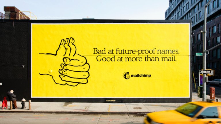 Biển quảng cáo Mailchimp với màu vàng nổi bật và thiết kế độc đáo, thu hút sự chú ý và tạo **ấn tượng cảm xúc** mạnh mẽ.