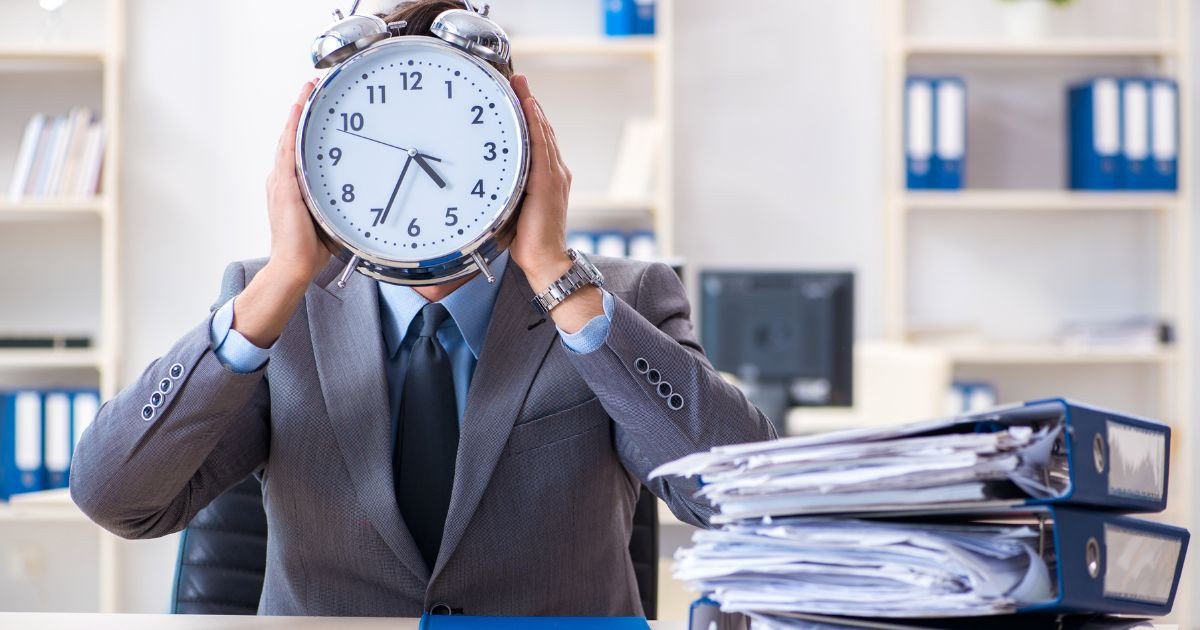 Biểu đồ hoặc hình ảnh đại diện các nguyên nhân phổ biến dẫn đến việc trễ deadline trong công việc, từ khách quan đến chủ quan.