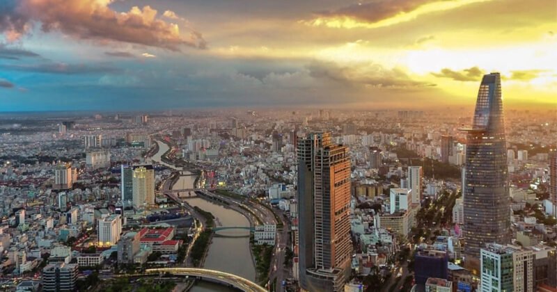 Biểu đồ minh họa các thành phần cốt lõi của kinh tế vĩ mô như GDP, lạm phát và việc làm, thể hiện bức tranh toàn cảnh về hoạt động kinh tế quốc gia.