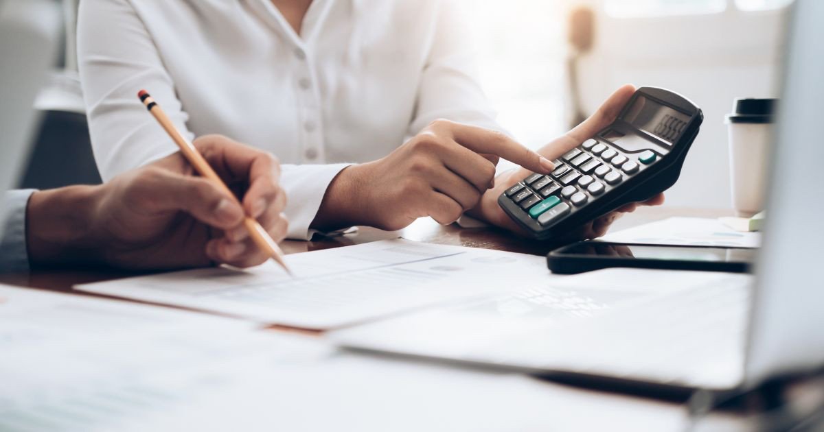 Biểu đồ phân loại các loại thuế theo hình thức thu, tính chất hành chính và kinh tế, giúp người đọc dễ hiểu về hệ thống thuế.