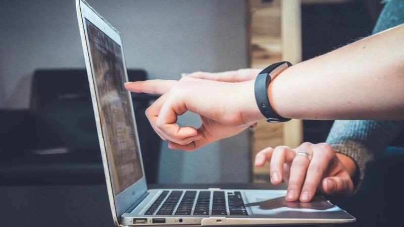 Biểu đồ tăng trưởng liên tục, tượng trưng cho quá trình tối ưu Google Ads không ngừng.