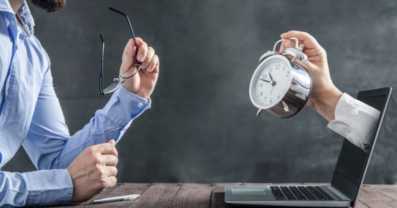 Biểu tượng đồng hồ cát minh họa ý nghĩa của deadline là thời hạn cuối cùng để hoàn thành nhiệm vụ.