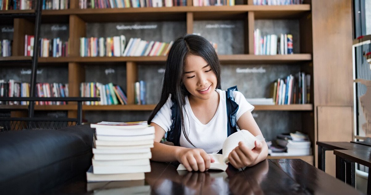 Bức ảnh so sánh sự khác biệt cơ bản giữa học liệu số tiện lợi và giáo trình truyền thống trong môi trường học tập