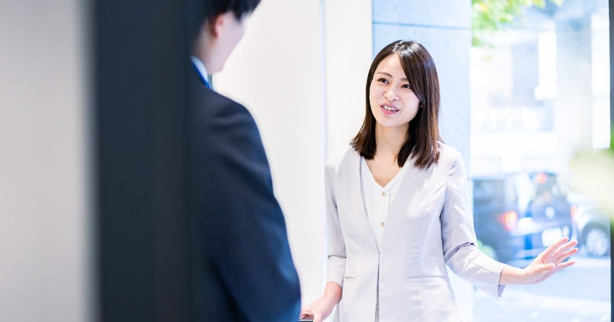 Buổi họp nhóm của đội ngũ quản lý khách sạn, minh họa các bước xây dựng văn hóa doanh nghiệp khách sạn mạnh mẽ và gắn kết