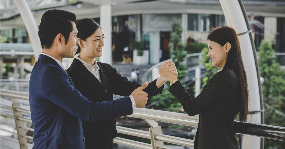 Các chuyên gia trao đổi kinh nghiệm trong khóa học quản trị doanh nghiệp tập trung kỹ năng mềm.
