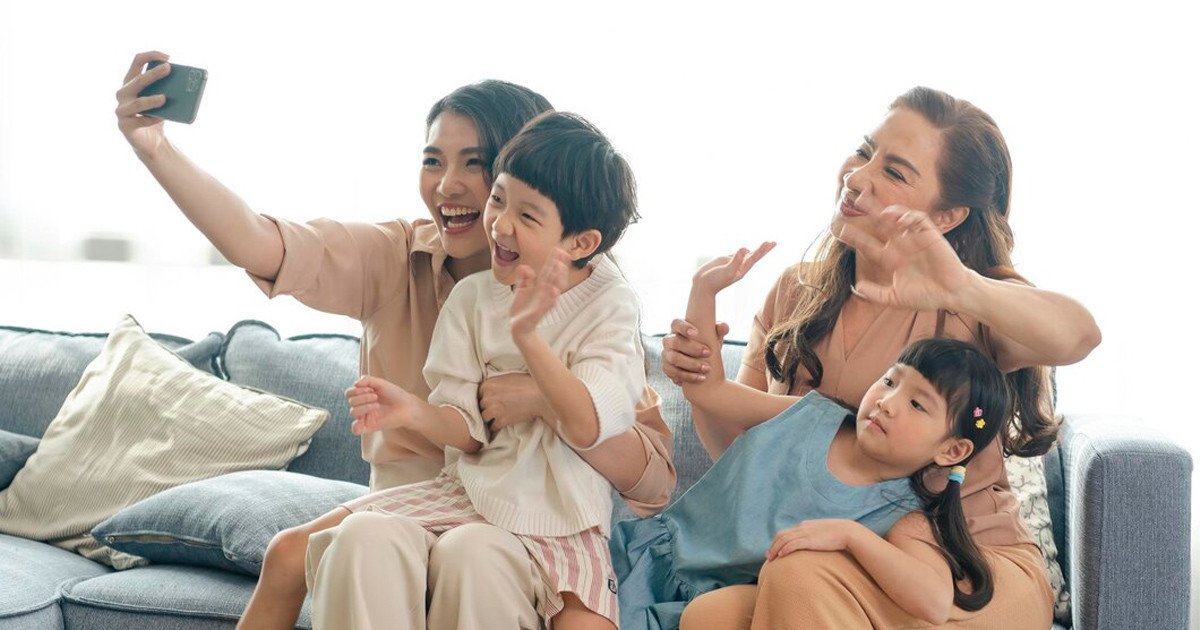 Các đặc điểm nổi bật của thế hệ Gen X được thể hiện qua hình ảnh nhóm người có phong thái độc lập và thích nghi công nghệ.