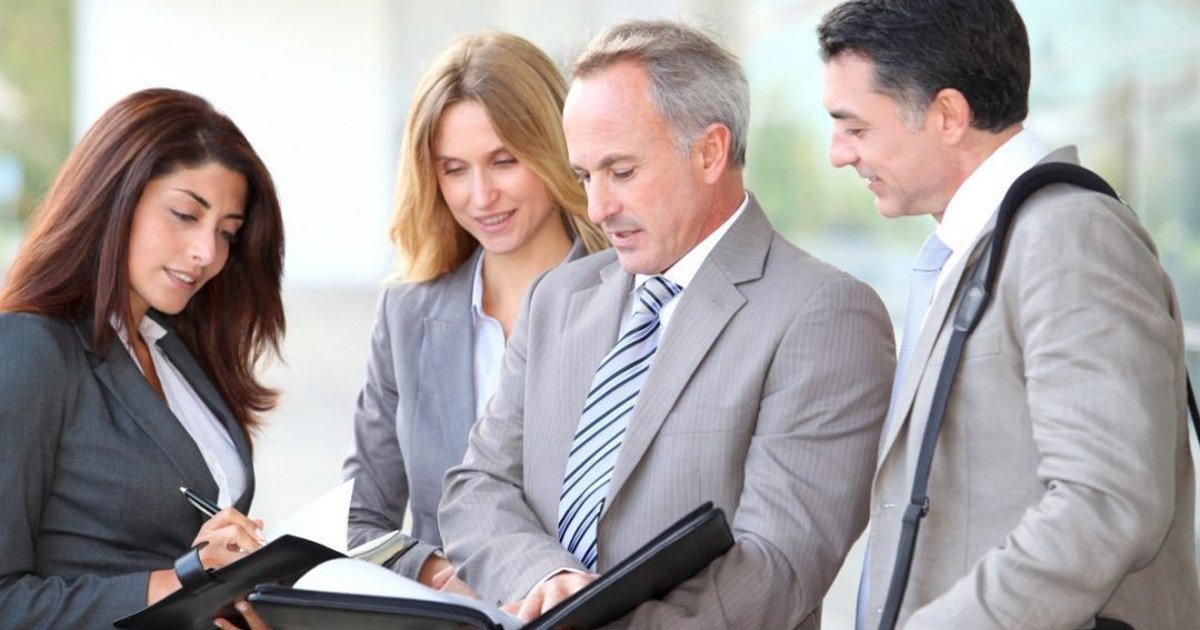 Các kỹ năng thiết yếu mà một nhân viên bán hàng giỏi cần trang bị như giao tiếp, đàm phán và giải quyết vấn đề.