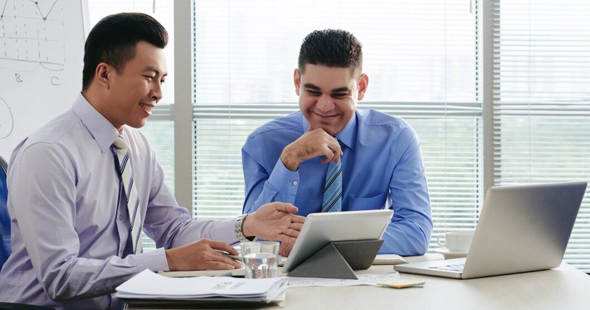 Các kỹ thuật phổ biến trong phân tích báo cáo tài chính được trình bày trên máy tính