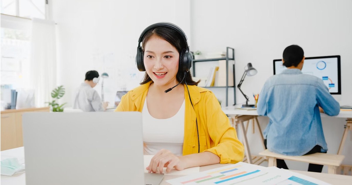 Các loại hình chăm sóc khách hàng qua điện thoại, email và trực tiếp, minh họa sự đa dạng trong kênh hỗ trợ