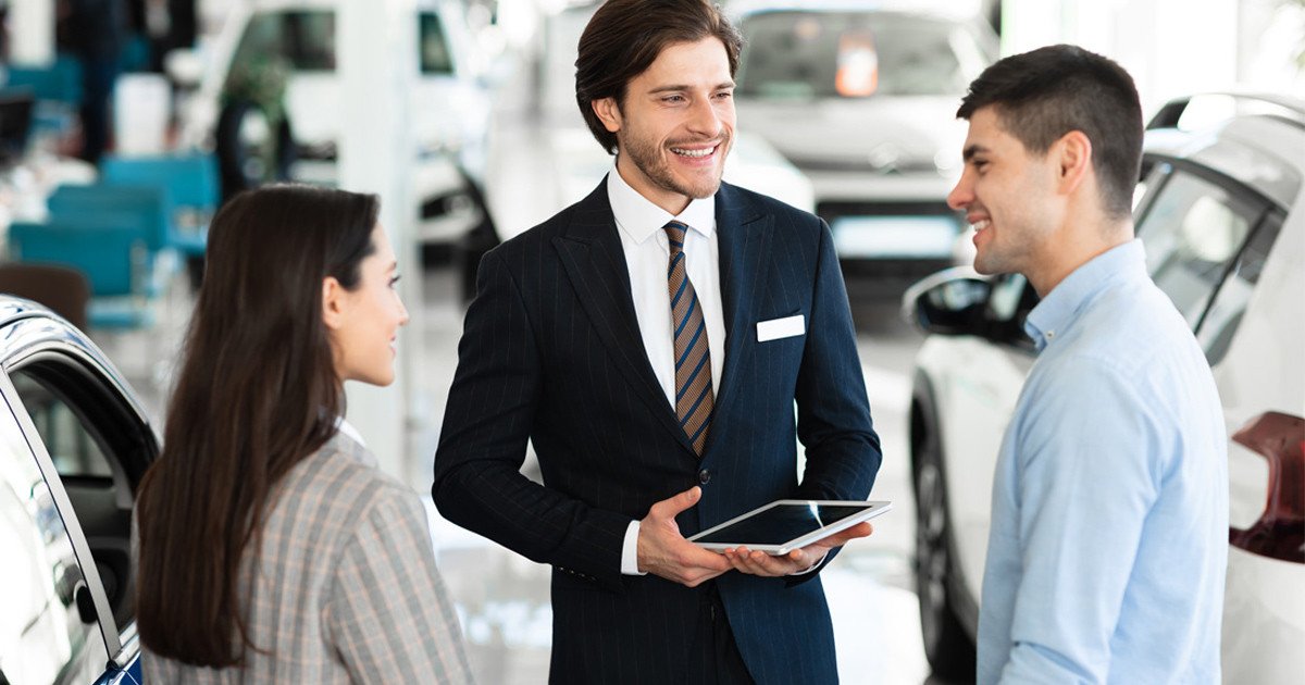 Các thành viên đội ngũ kinh doanh thảo luận về chiến lược và vai trò của họ
