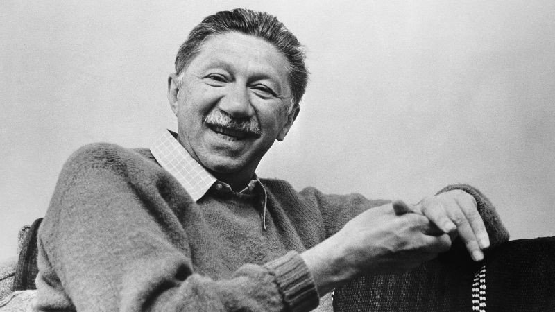 Chân dung Abraham Maslow, cha đẻ của lý thuyết tháp nhu cầu Maslow