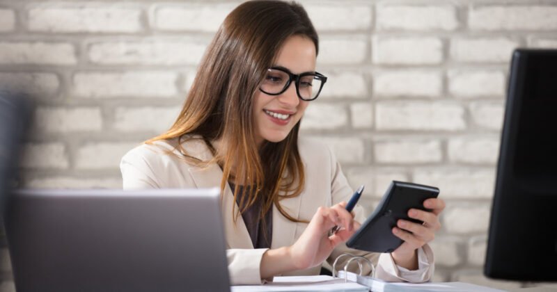Chân dung một Kế toán trưởng đang làm việc, biểu trưng cho vai trò định hướng tài chính doanh nghiệp