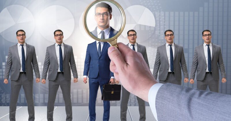 Chuyên gia Headhunter làm việc với laptop tìm kiếm ứng viên