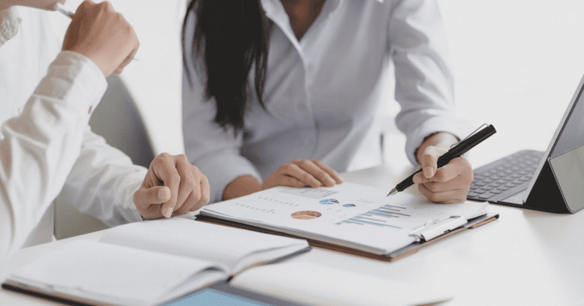 Chuyên gia quản lý nhân sự đang phân tích dữ liệu và lập kế hoạch chiến lược, tối ưu hóa nguồn lực con người