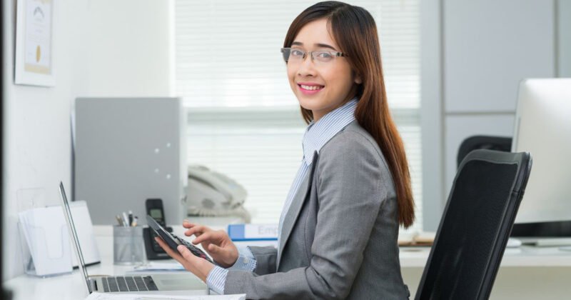 Chuyên gia tài chính nhận chứng chỉ CFA danh giá, biểu tượng năng lực đầu tư toàn cầu