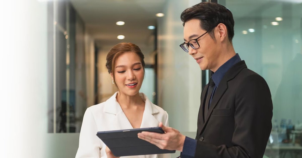 Chuyên viên nhân sự đang thảo luận về hiệu suất với nhân viên, minh họa công việc đánh giá và khen thưởng trong quản trị nguồn nhân lực.