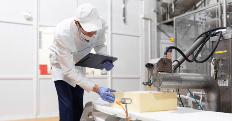 Chuyên viên QC đang kiểm tra chất lượng sản phẩm trong môi trường nhà máy