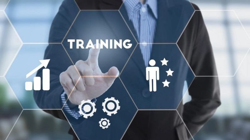 CMO đang hướng dẫn và chia sẻ kiến thức, minh họa vai trò phát triển đội ngũ marketing