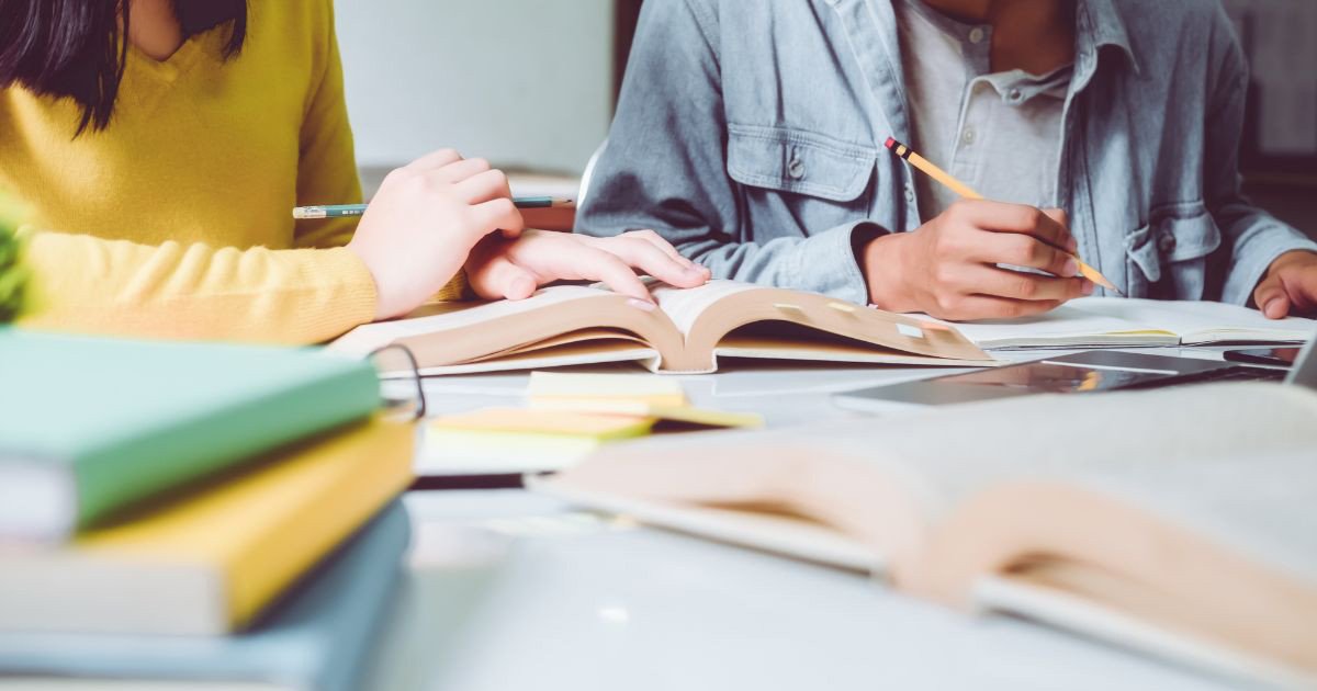 Cơ hội việc làm của ngành Quản trị kinh doanh - Hình ảnh các chuyên gia đang thảo luận công việc