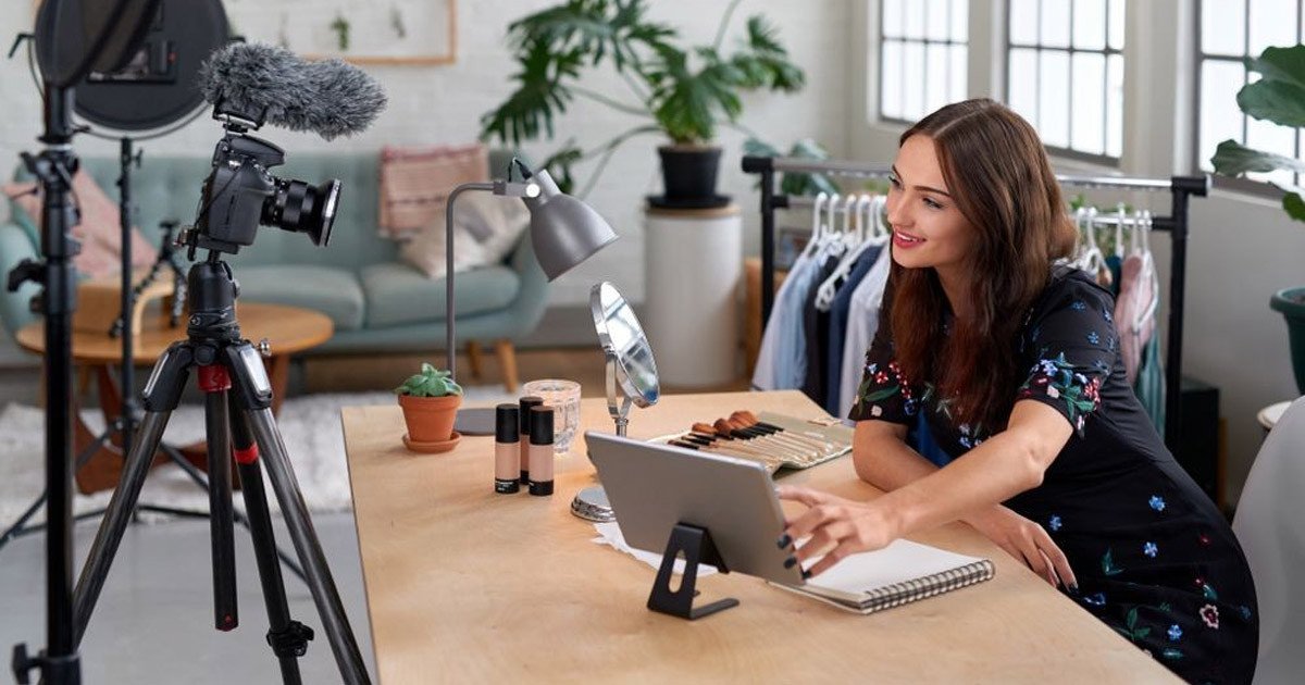 Content Creator là người có nhiệm vụ kết nối và tương tác khách hàng với thương hiệu