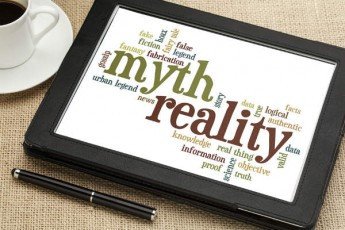 Đám mây từ khóa thể hiện các lầm tưởng và sự thật về Content Marketing trên một máy tính bảng, minh họa sự đa dạng và phức tạp của lĩnh vực này.