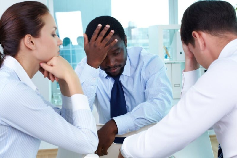 Dấu hiệu nhân viên có vấn đề thể hiện sự căng thẳng và áp lực trong công việc